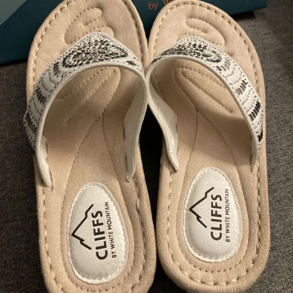 Cliffs by WHITE MOUNTAIN white Embellished Thong Sandals size 8-8.5 - Picture 6 of 9